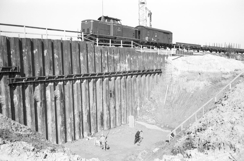 1971-04 Bau der Eisenbahnbrücke der Bahnstrecke nach Kiel-West im Verlauf der Autobahn A 215