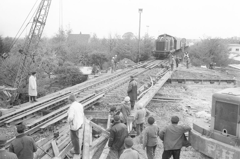 1972-05-14 Auswechseln der Eisenbahnbrücke über den Eichkoppelweg in Kronshagen